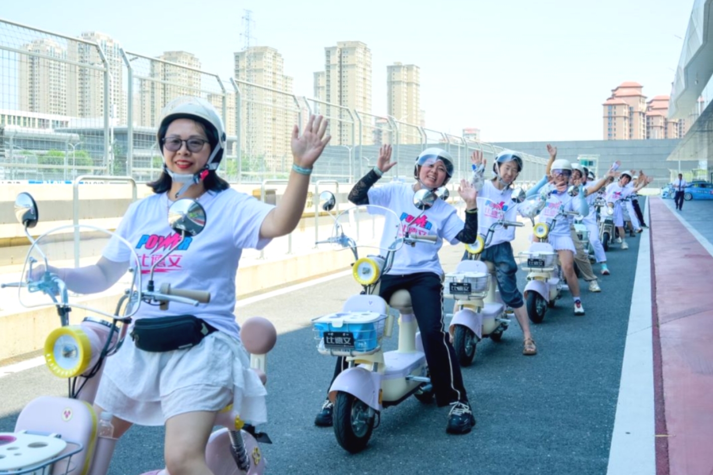 跨界联手，比德文电动车携手V1汽车世界闪耀夏日狂欢节！(图3)