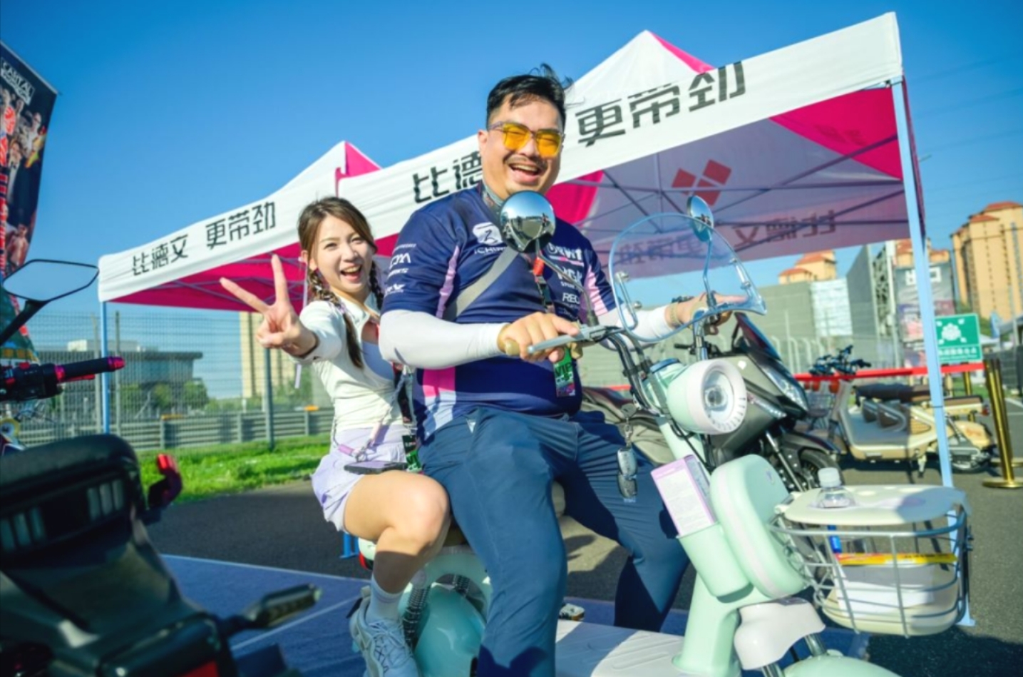 跨界联手，比德文电动车携手V1汽车世界闪耀夏日狂欢节！(图2)